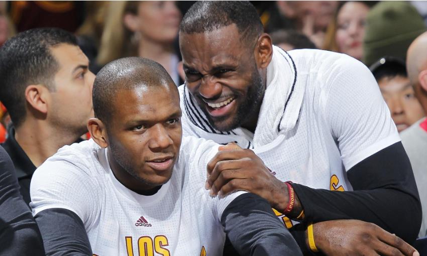 保罗评价詹姆斯琼斯（真正的幕后大佬，2年将垫底球队变成冠军，3操作堪称完美）