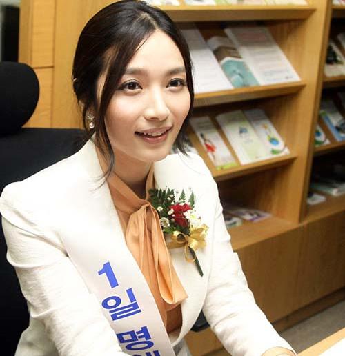 我丈夫能踢到50岁(美过宋慧乔,被丈夫砍断手指踢至流产,结婚13天离婚,45岁仍单身)