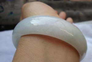 怎么挑选翡翠手镯(怎么挑选翡翠手镯)-华海博客