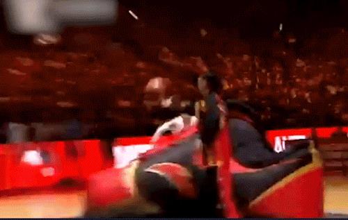 cba冠军扣篮(顶薪合同结束!直接决定退役!再见了,CBA第一个扣篮王+三分王)