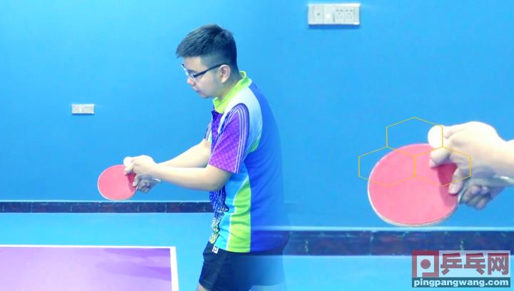 乒乓球怎么发旋转球（学会这招发球，同样的动作发两种旋转的球，不信你的对手不上当）