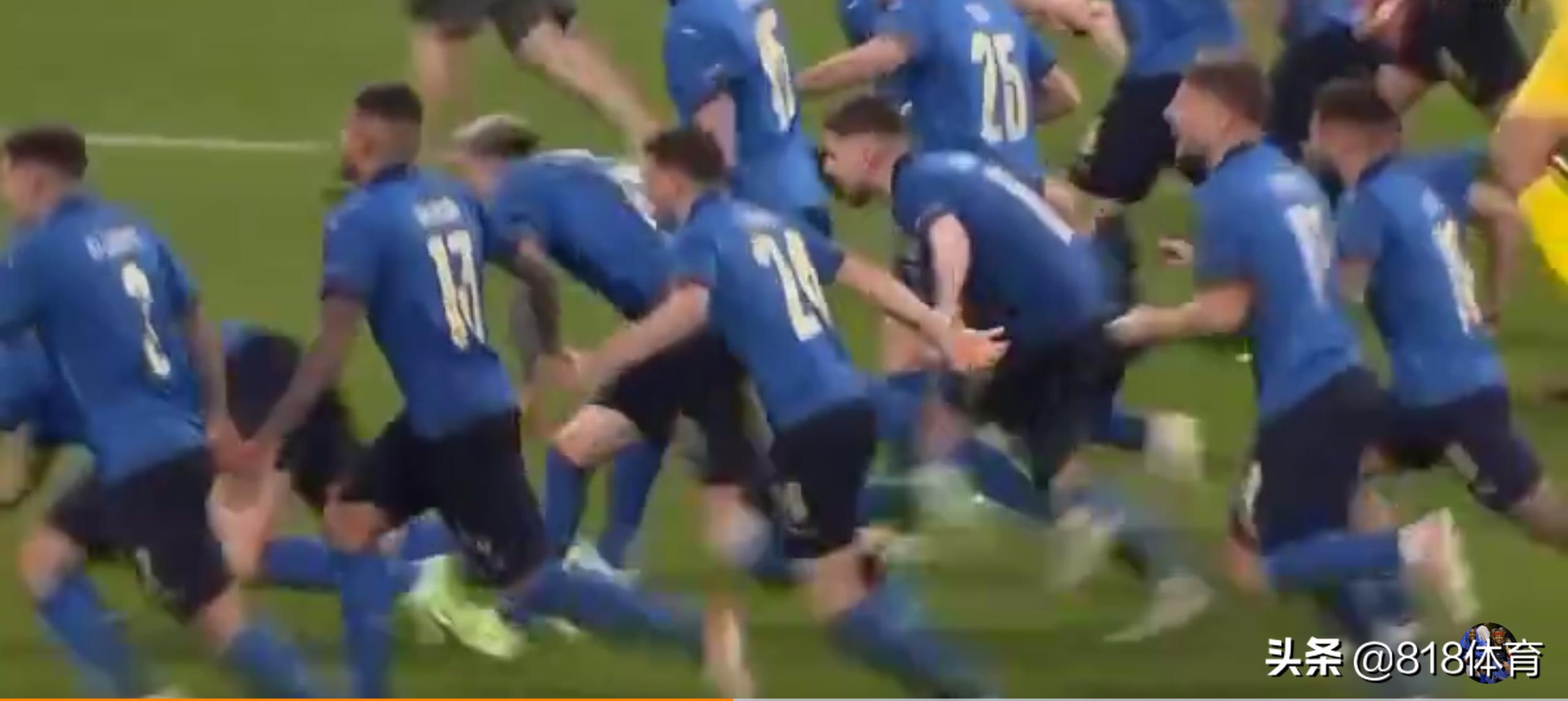 转载足球场上老二走光图片（大型社死现场!意大利队集体扑地庆祝,因莫比莱球裤掉了露出小内裤）