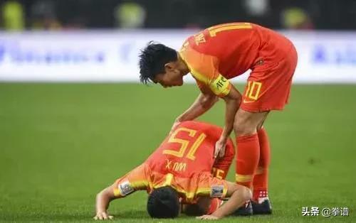 足球不能踩球的原因(中国男足为什么一直都处理不了停球的这个难题?)