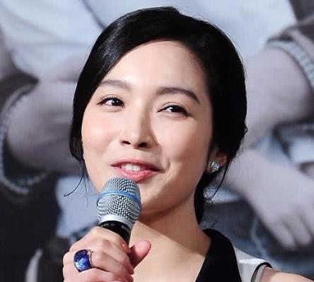 我丈夫能踢到50岁(美过宋慧乔,被丈夫砍断手指踢至流产,结婚13天离婚,45岁仍单身)