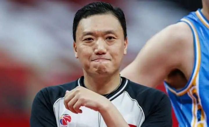cba2020裁判名单（CBA裁判作弊被抓了？！离大谱的“名哨翻车记”）