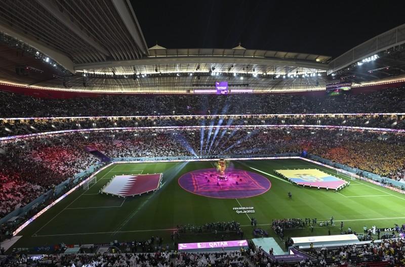 世界杯大型足球赛（盛宴开启！卡塔尔世界杯开幕 东道主首战两球完败上缴昂贵学费）