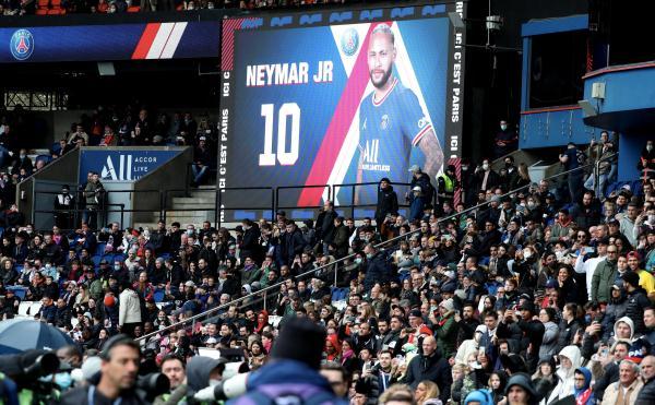 梅西内马尔鸟巢踩场（满场嘘声！梅西内马尔遭巴黎球迷倒戈，夏天他们集体散伙？）