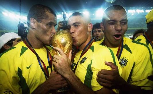 阿迪达斯02年世界杯球(史话世界杯:02年夏天,见证了神奇大罗与韩国争议)