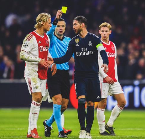 什么叫足球洗牌（载入史册的“洗牌”！拉莫斯因这一举动被广大球迷嘲笑！）