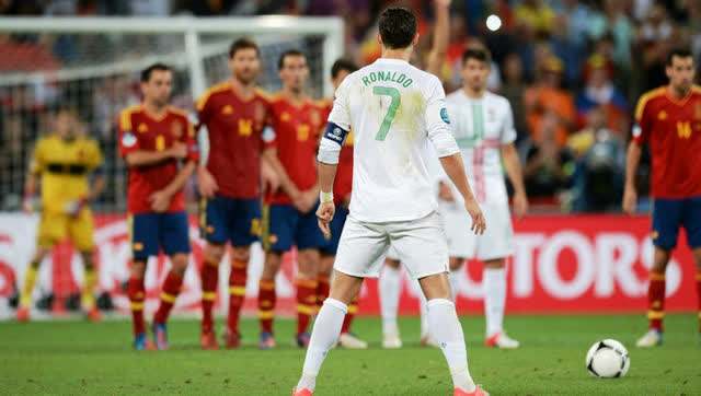 足球拿到红牌会怎么样（足球比赛中有哪些冷门的规则？红牌并不是罚下场，足球小将有漏洞）