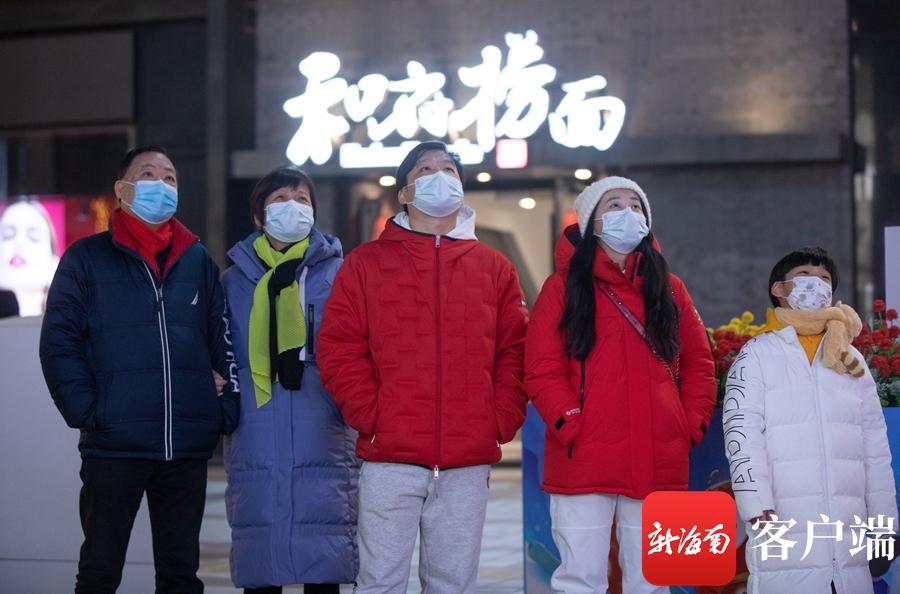 2020年的冬奥会在哪里举办(新海南记者带你看冬奥|北京冬奥会开幕 市民户外看直播)