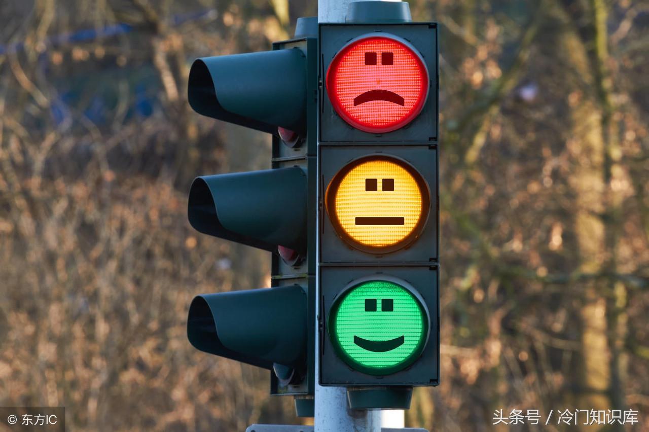 足球红黄牌是什么意思(足球场上的红、黄牌是怎么出现的?灵感竟然来源于红绿灯)