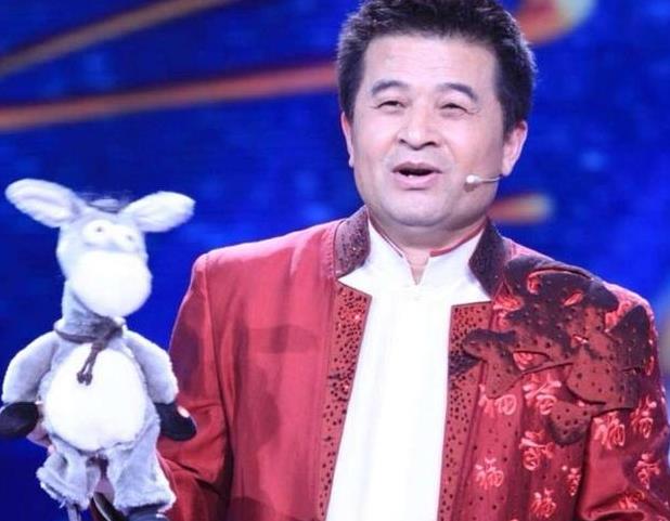 打篮球背影照片(61岁毕福剑近况曝光,与年轻小伙大战篮球,一连投4球背影潇洒)