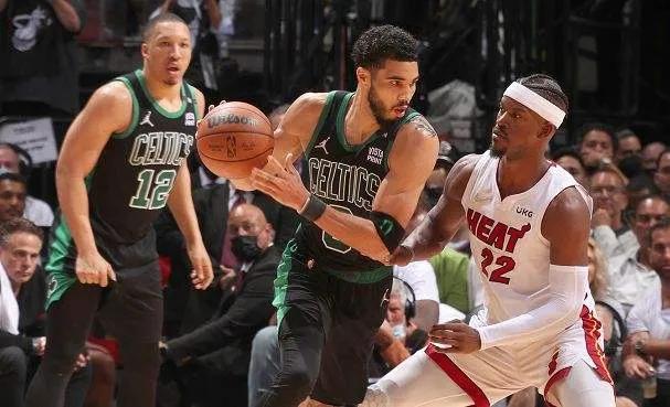 热火险胜凯尔特人g5(NBA东决G5:凯尔特人93:80热火抢到赛点,塔图姆22+12+9布朗25+4)