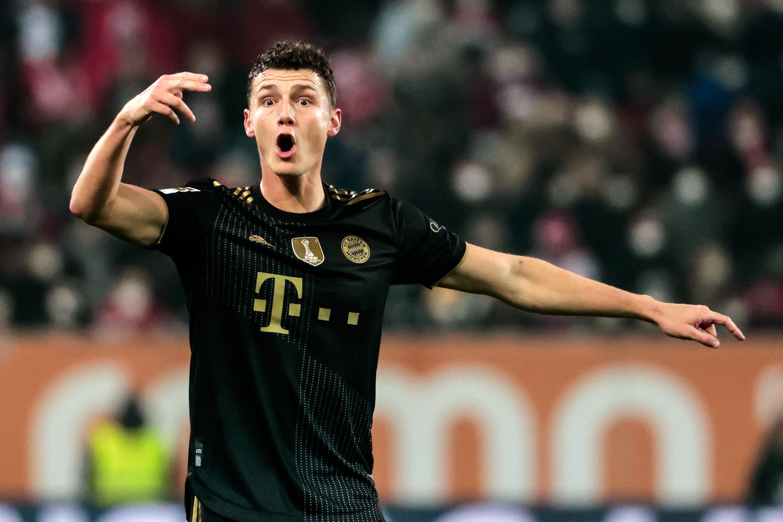 萨内庆祝胜利(足球-德甲:拜仁不敌奥格斯堡)