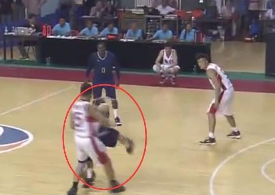 美国篮球教授中国打架(职业球员对上街球手会怎样?教授险些打架,科比完爆街球高手!)