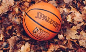 pu材质和耐磨防滑篮球哪个好（体育干货丨如何挑选篮球？）-华海博客