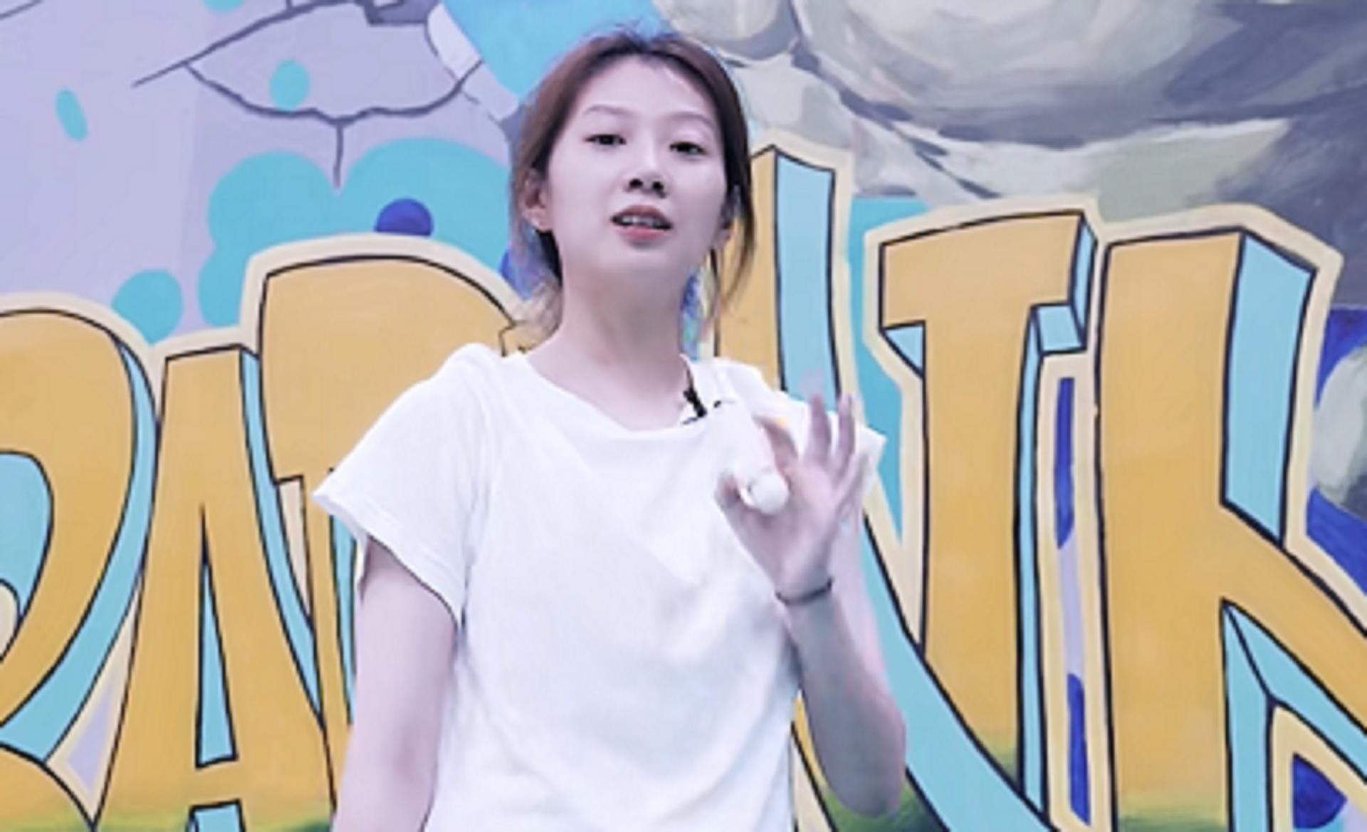 王小羽是羽毛球冠军吗（王小羽：全网第一位羽毛球小天后，频繁恰饭引争议，一秒杀球爆红）