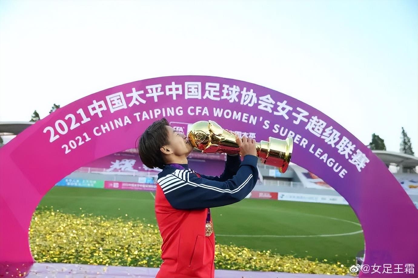 王霜站爸爸身边乖巧可爱（那个在国少队每天哭着给家里打电话的女孩，现在成了“楷模王霜”）