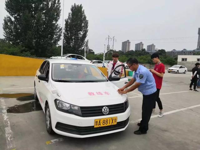 高尔夫初级教练证怎么考（从事驾校教练工作，考教练证要考哪些）