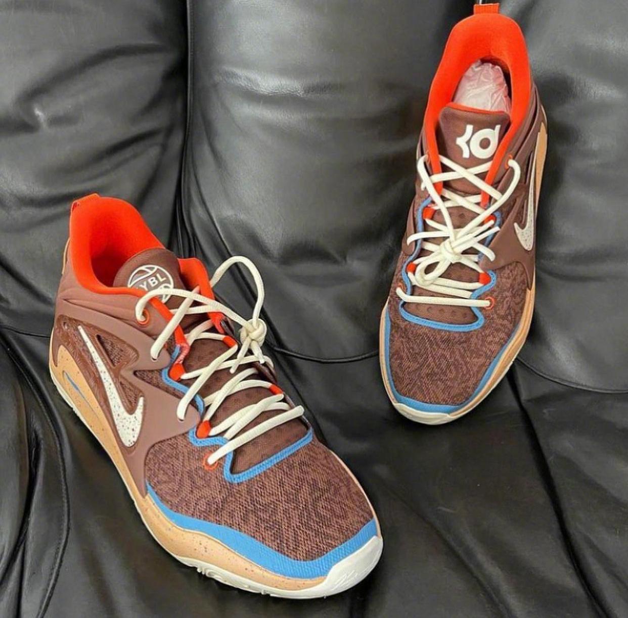 蓝白色篮球鞋（耐克新品！东契奇1代多配色曝光，Zion2新配色质感佳，AF1有惊喜）