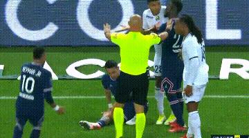 梅西内马尔鸟巢踩场(巴黎巨星被踩踏!内马尔百米冲刺为他出头,还亲身示范:这样踩的)