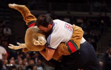 足球场上的搞笑动作（NBA赛场十大搞笑瞬间：詹姆斯左手盖自己右手，麦基给对手发球）