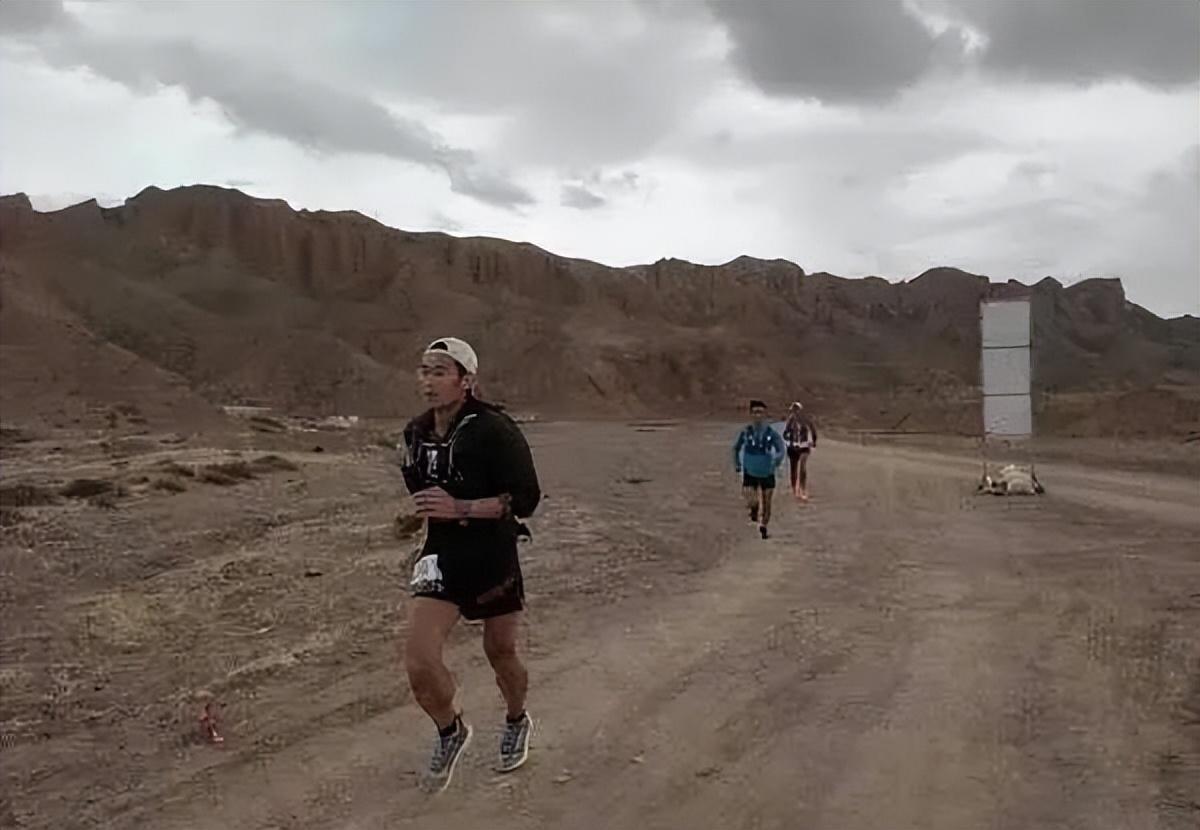 他为了冠军做出哪些牺牲（他被日本冠军称为英雄，21年却因跑马拉松遇难，2岁女儿替父领奖）