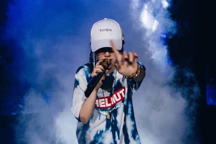 邓紫棋世界杯答题视频（邓紫棋发文大喊：今晚要来看完我的演唱会才可以回去看世界杯！）