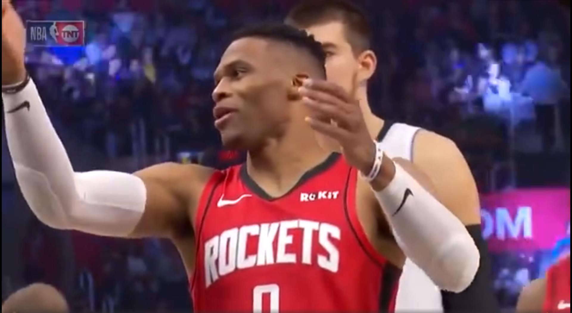 篮筐都舍不得科比（装逼失败！威少致敬科比说篮筐歪了，工作人员检查说：完美，神龟尴尬）