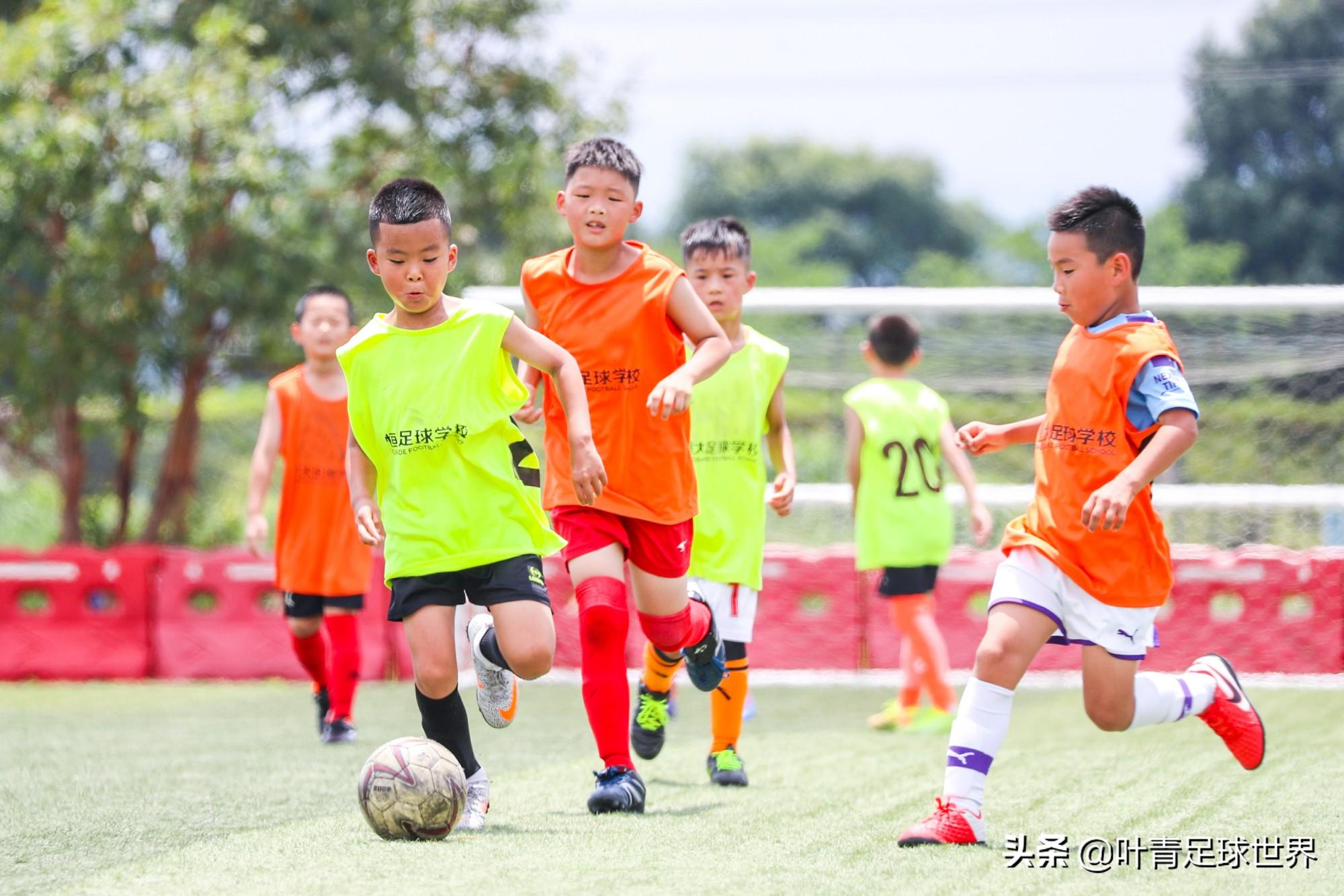 恒大足球青训怎么报名(探秘恒大足校:2万人报名,只招300人!百里挑一,全免费培养)
