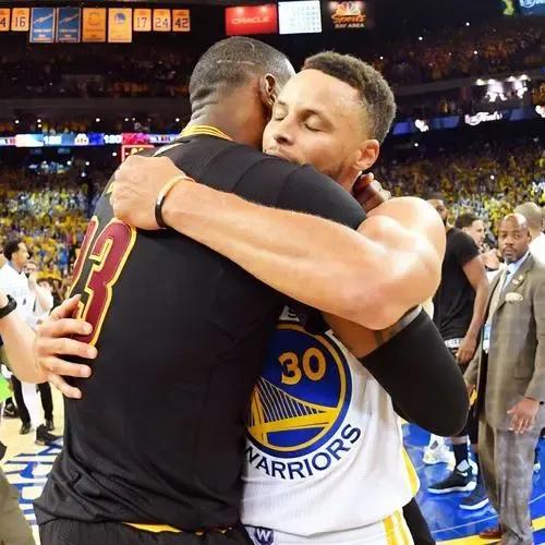 詹姆斯是伪巨星吗(詹姆斯是伪巨星,真实表现根本配不上现在的地位)