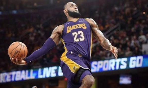 詹姆斯抛镁粉gif(詹姆斯赛前5大癖好,冲女老板“抛媚眼”,全知道才是真詹蜜!)