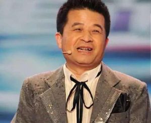 打篮球背影照片（61岁毕福剑近况曝光，与年轻小伙大战篮球，一连投4球背影潇洒）-华海博客