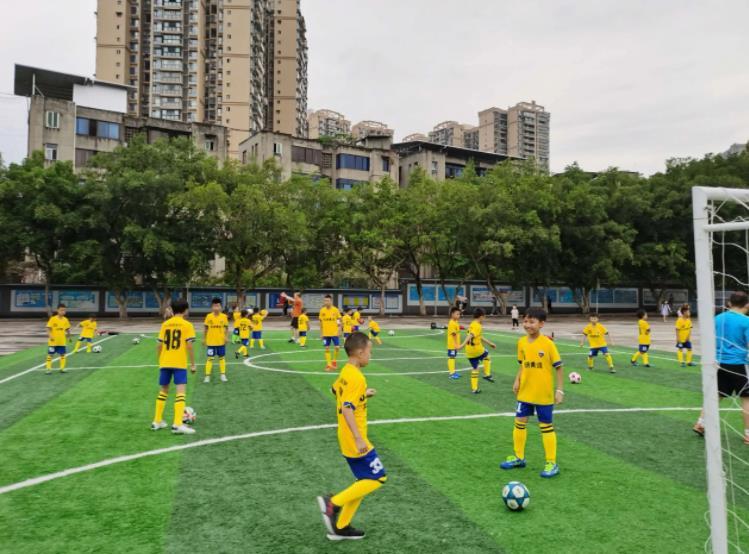 去学足球需要交钱吗吗（热议！国脚直言踢球不用太多钱：上学不也得交学费，一个道理）