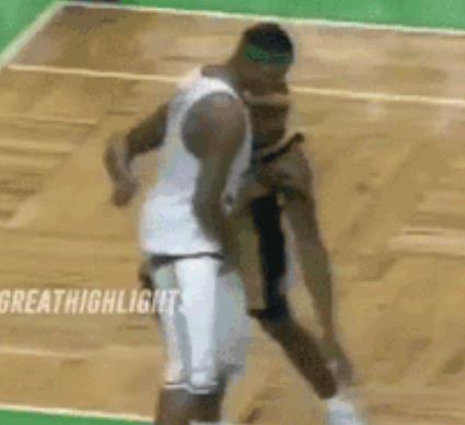 足球场上的搞笑动作(图看NBA五大爆笑瞬间:库里快攻准备扣篮,不料脚下一滑太尴尬)