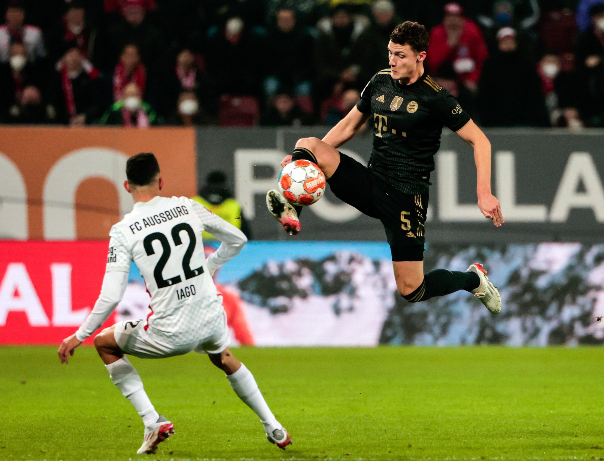 萨内庆祝胜利(足球-德甲:拜仁不敌奥格斯堡)