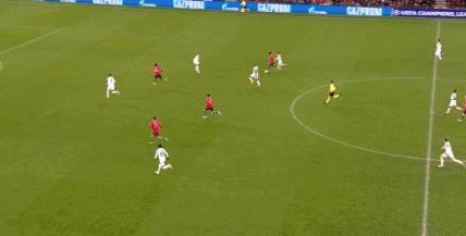 范德贝克失误送礼(齐达内红魔首秀…)