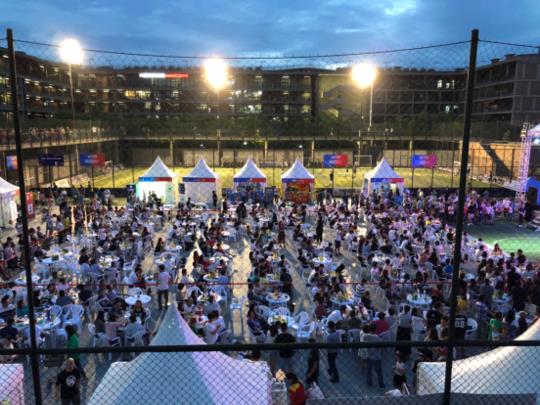 燃情世界杯文化(“燃情世界杯,西村狂欢夜”火热开幕,巴蜀男神李伯清亮相现场)