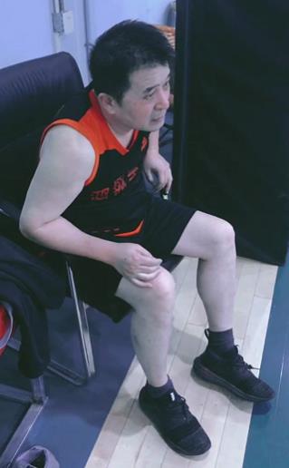 打篮球背影照片(61岁毕福剑近况曝光,与年轻小伙大战篮球,一连投4球背影潇洒)
