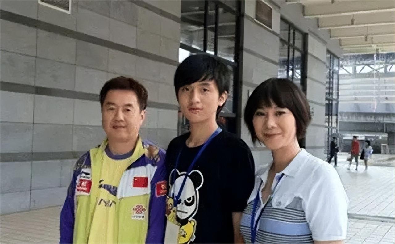 侯英超前女友李楠施之皓（施之皓近况：二婚娶弟子李楠，赴巴新执教，如今面容尽显苍老之态）