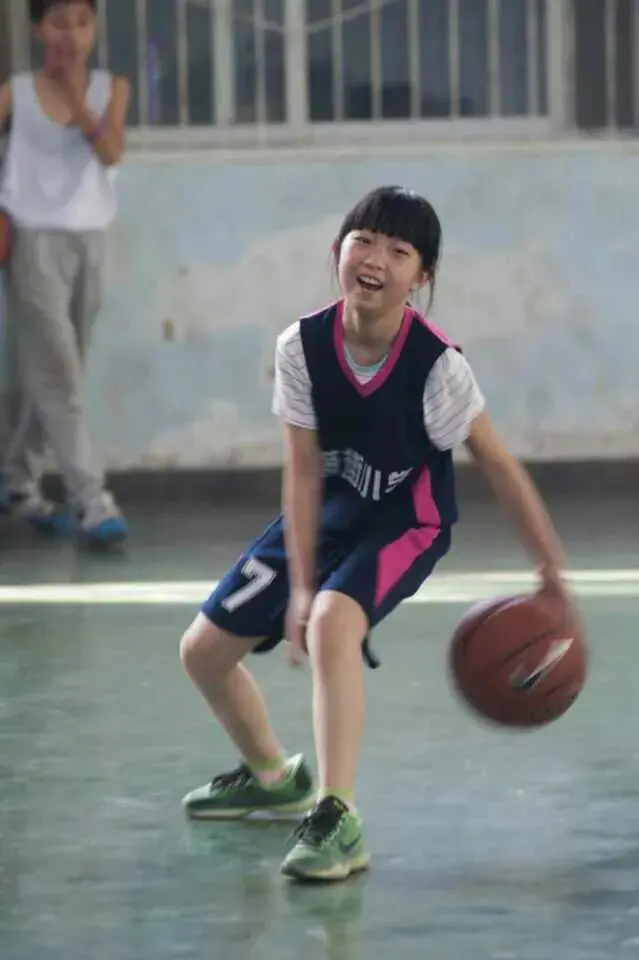 和男生打篮球需要注意什么（杨舒予喊话杨紫一起练篮球，谁说这项运动不适合女生？）