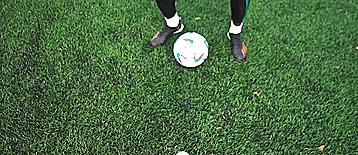 足球怎么打单边(三个所有球员都必须要掌握的足球技巧)