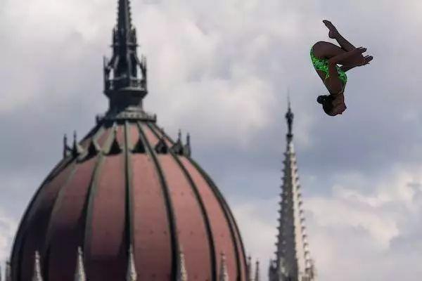 跳水运动员在台上不会怕吗（高台跳水运动员的恐惧）