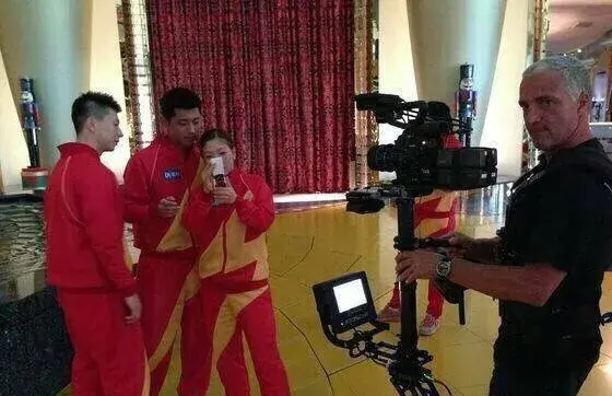 张继科看刘诗雯哪一年(张继科刘诗雯握手,眼神不敢直视,也许是他们遇见的太早……)