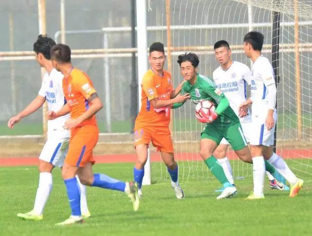 U23联赛榜首大战（U23榜首大战鲁能险胜，误判不止+黄牌7张，解说明显倾向！）