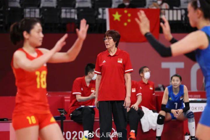 中国女排张常宁告别郎平（感谢你带给我们最好的8年！中国女排姑娘们哭成一片！送别郎平）