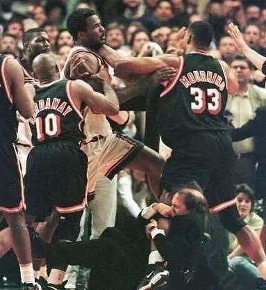 拳击打出脑浆的是谁（盘点NBA五大冲突时刻，一人被打出脑浆）
