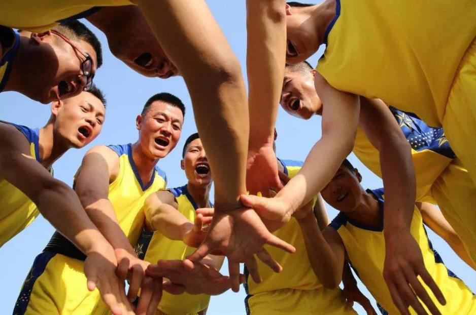 为什么nba球星穿袜子拖鞋（为何有些篮球球员要特地穿两双袜子比赛？美女啦啦队员说出大实话）