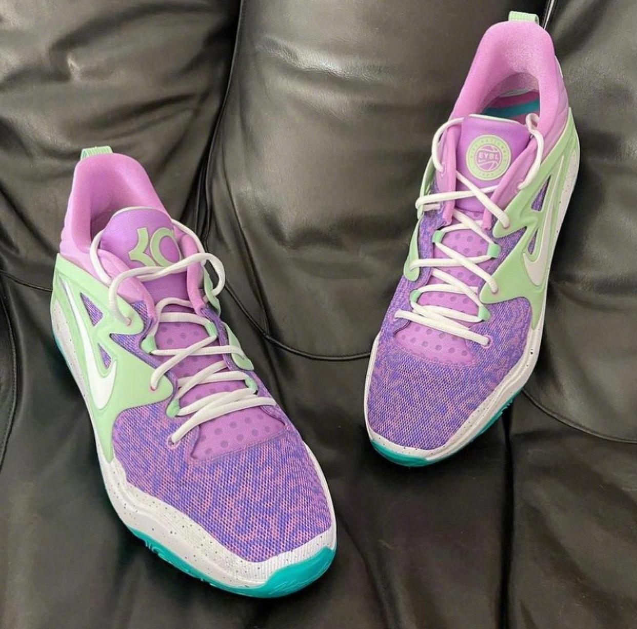 蓝白色篮球鞋（耐克新品！东契奇1代多配色曝光，Zion2新配色质感佳，AF1有惊喜）